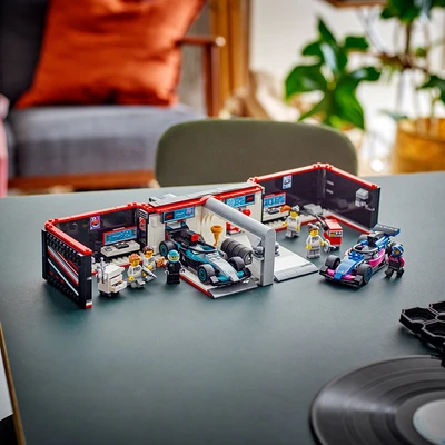 Gambar LEGO City F1 Garage, Mercedes Aamg & Alpine Cars Set 678 Pcs 60444 - Mix