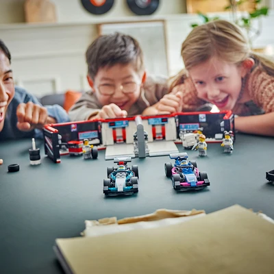 Gambar LEGO City F1 Garage, Mercedes Aamg & Alpine Cars Set 678 Pcs 60444 - Mix