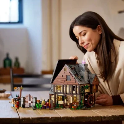 Gambar LEGO Disney Hocus Pocus The Sanderson Sisters Cottage - Cokelat