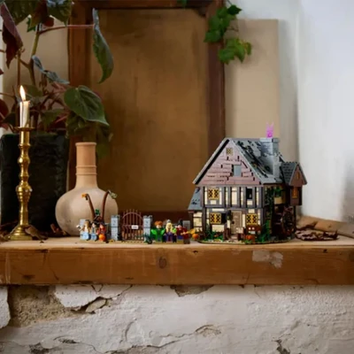 Gambar LEGO Disney Hocus Pocus The Sanderson Sisters Cottage - Cokelat