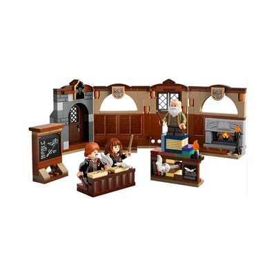 Gambar LEGO Harry Potter Hogwarts Castle Charms Class Set 204 Pcs 76442 - Cokelat