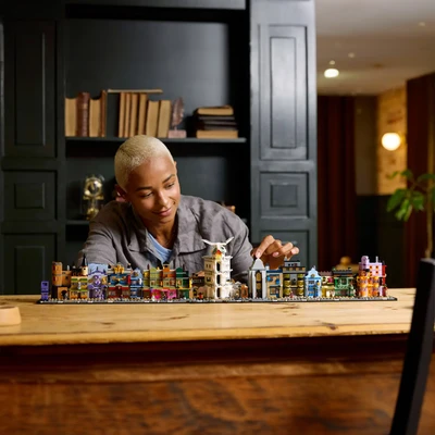 Gambar LEGO Harry Potter Diagon Alley Wizarding Shops Set 2750 Pcs 76444 - Mix