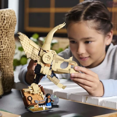 Gambar LEGO Jurassic World Dinosaur Fossils Triceratops Skull Set 468 Pcs 76969 - Cokelat