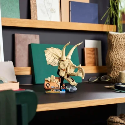 Gambar LEGO Jurassic World Dinosaur Fossils Triceratops Skull Set 468 Pcs 76969 - Cokelat