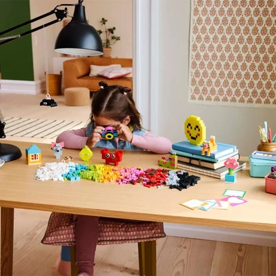 Gambar LEGO Classic Creative Happy Box Set 680 Pcs 11042 - Mix