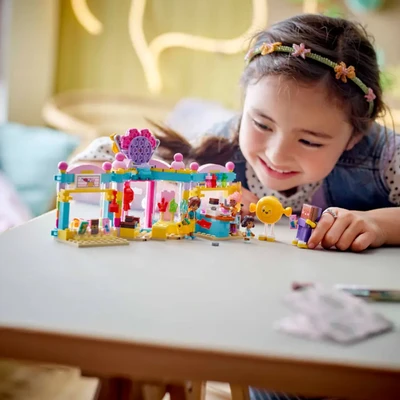 Gambar LEGO Friends Heartlake City Sweet Shop Set 376 Pcs 42649 - Mix