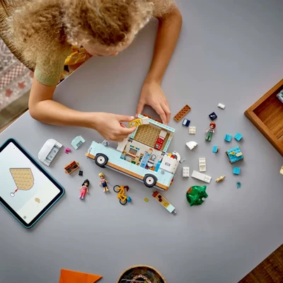 Gambar LEGO Friends Friendship Camper Van Adventure Set 778 Pcs 42663 - Mix