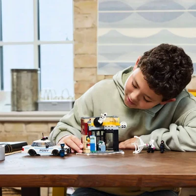 Gambar LEGO Marvel Spider Verse Miles Morales Vs The Spot Set 375 Pcs 76311 - Mix