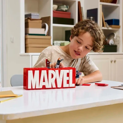 Gambar LEGO Marvel Logo & Minifigures Set 931 Pcs 76313 - Merah