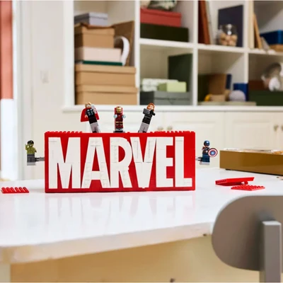 Gambar LEGO Marvel Logo & Minifigures Set 931 Pcs 76313 - Merah