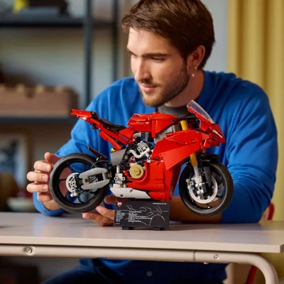 Gambar LEGO Technic Ducati Panigale V4 S Motorcycle Set 1603 Pcs 42202 - Merah