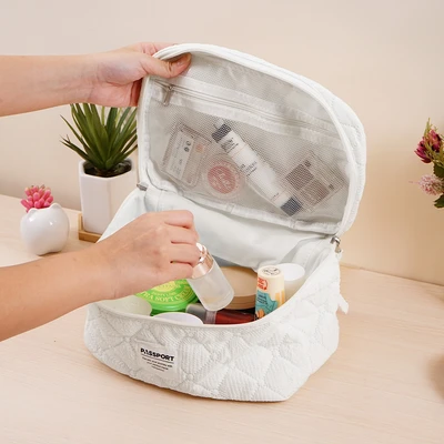 Gambar Passport Arelia Tas Kosmetik - Putih