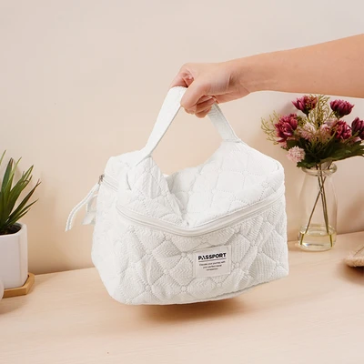 Gambar Passport Arelia Tas Kosmetik - Putih