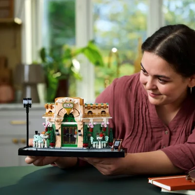 Gambar LEGO Icons French Cafe Set 1101 Pcs 10362 - Mix