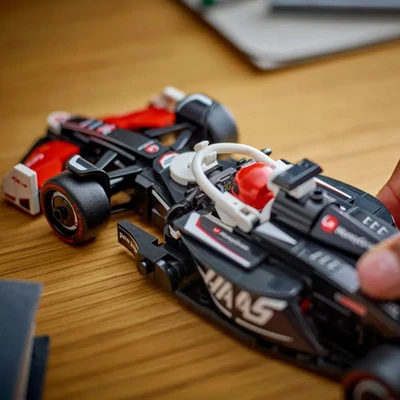 Gambar LEGO Speed Champions Moneygram Haas F1 Team Vf-24 Set 242 Pcs 77250 - Hitam