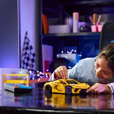 Gambar LEGO Technic Chevrolet Corvette Stingray Set 732 Pcs 42205 - Kuning