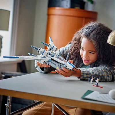 Gambar LEGO Star Wars Rebel U Wing Starfighter Set 594 Pcs 75399 - Putih