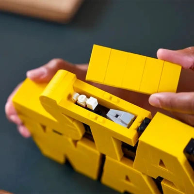 Gambar LEGO Disney Built Star Wars Logo Set 700 Pcs 75407 - Kuning