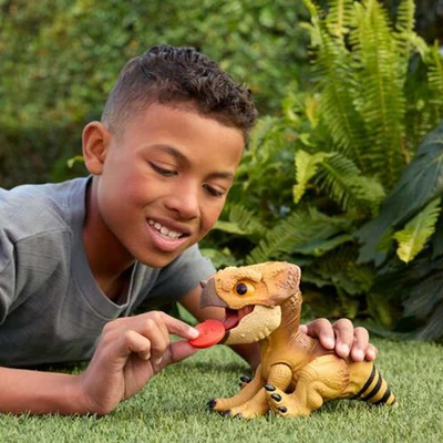 Gambar Jurassic World Rebirth Figure Primal Protector Aquilops Dolores - Cokelat