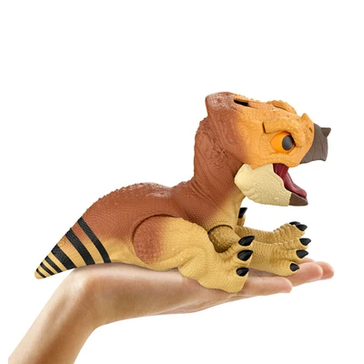 Gambar Jurassic World Rebirth Figure Primal Protector Aquilops Dolores - Cokelat