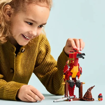 Gambar LEGO Harry Potter Fawkes Dumbledores Phoenix Set 299 Pcs 76448 - Merah