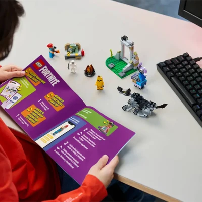 Gambar LEGO Fortnite Peely & Sparkplugs Camp Set 250 Pcs 77075 - Mix