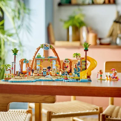 Gambar LEGO Friends Family Vacation Beach Resort Set 1140 Pcs 42673 - Mix