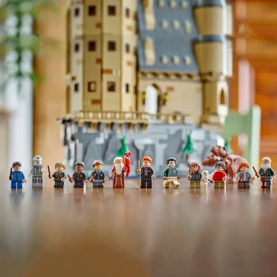 Gambar LEGO Harry Potter Hogwarts Castle The Main Tower Set 2135 Pcs 76454 - Cokelat/abu-abu