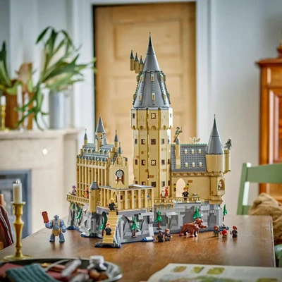 Gambar LEGO Harry Potter Hogwarts Castle The Main Tower Set 2135 Pcs 76454 - Cokelat/abu-abu