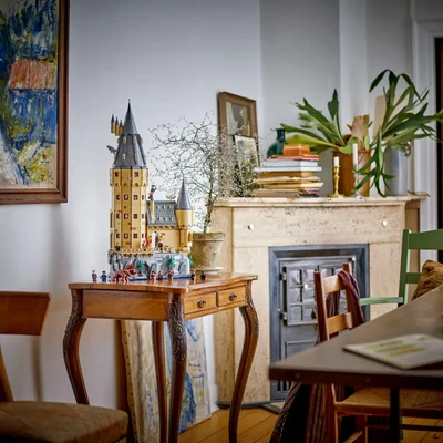 Gambar LEGO Harry Potter Hogwarts Castle The Main Tower Set 2135 Pcs 76454 - Cokelat/abu-abu