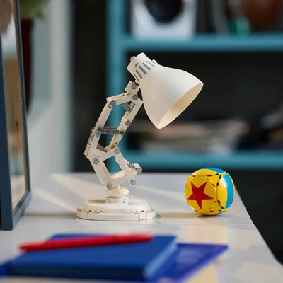 Gambar LEGO Ideas Disney Pixar Luxo Jr Set 613 Pcs 21357 - Putih