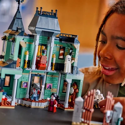 Gambar LEGO Creator 3 In 1 Haunted Mansion Set 736 Pcs 31167 - Hijau