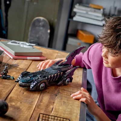 Gambar LEGO Batman Forever Batmobile Set 909 Pcs 76304 - Hitam