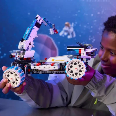 Gambar LEGO Technic Lunar Outpost Moon Rover Set 1082 Pcs 42211 - Putih