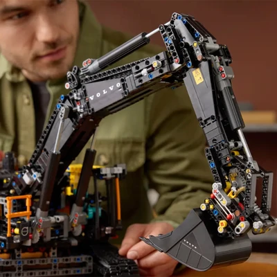 Gambar LEGO Technic Volvo Ec500 Hybrid Excavator Set 2359 Pcs 42215 - Hitam