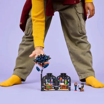 Gambar LEGO Wednesday Black Dahlia Flower Set 358 Pcs 76784 - Hitam