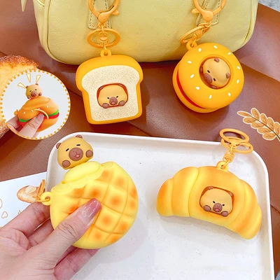 Gambar Capybara Gantungan Kunci Bakery Squeeze Random
