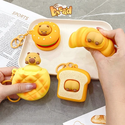 Gambar Capybara Gantungan Kunci Bakery Squeeze Random