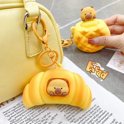 Gambar Capybara Gantungan Kunci Bakery Squeeze Random