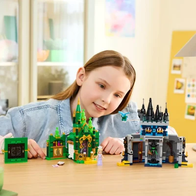 Gambar LEGO Wicked Emerald City & Kiamo Ko Castle Set 860 Pcs 75689 - Hijau/hitam