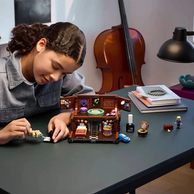 Gambar LEGO Wednesday Things Apartment Set 828 Pcs 76785 - Cokelat