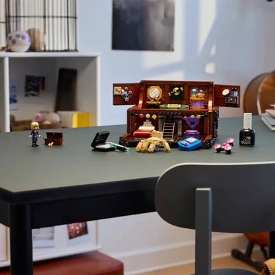 Gambar LEGO Wednesday Things Apartment Set 828 Pcs 76785 - Cokelat