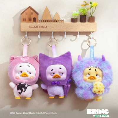 Gambar Upsetduck Gantungan Kunci Colorful Player Plush Random