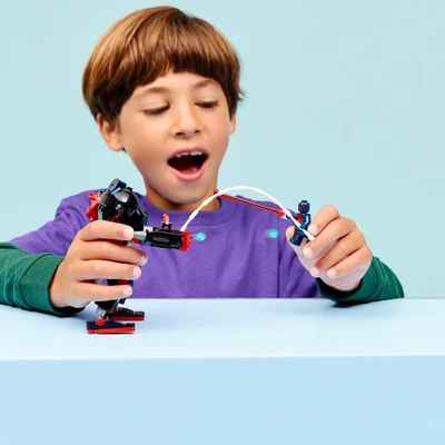 Gambar LEGO Marvel Miles Morales Mech Vs Spiderman 2099 Set 135 Pcs 76337 - Mix