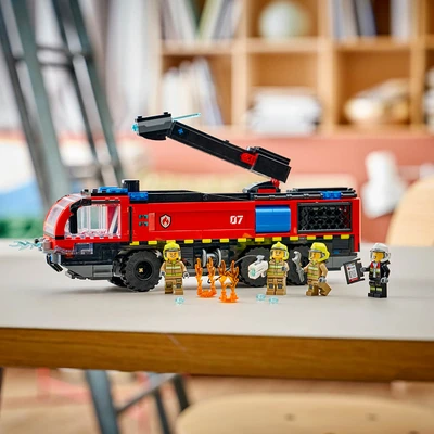 Gambar LEGO City Airport Fire Truck Set 691 Pcs 60499 - Mix