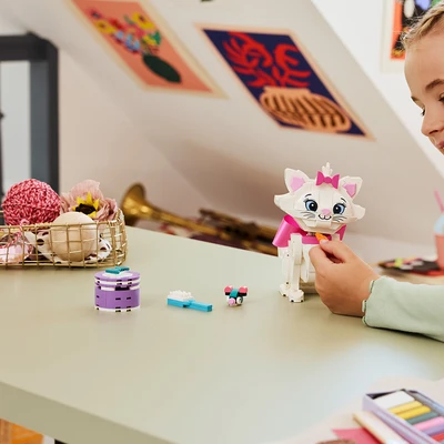 Gambar LEGO Disney The Aristocats Adorable Marie Set 369 Pcs 43286 - Putih