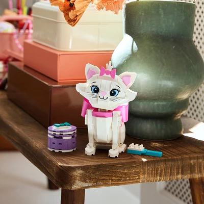Gambar LEGO Disney The Aristocats Adorable Marie Set 369 Pcs 43286 - Putih