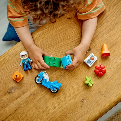 Gambar LEGO Duplo Blue Police Motorcycle Set 11 Pcs 10471 - Biru