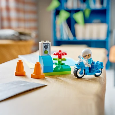 Gambar LEGO Duplo Blue Police Motorcycle Set 11 Pcs 10471 - Biru