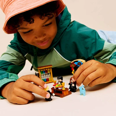 Gambar LEGO Harry Potter Hogwarts Castle Sorting Hat Ceremony Set 124 Pcs 76460 - Mix